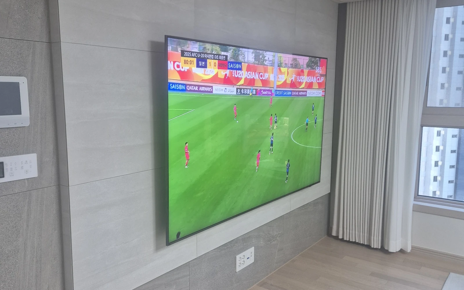 대형 TV 측면 각도 설치 사진